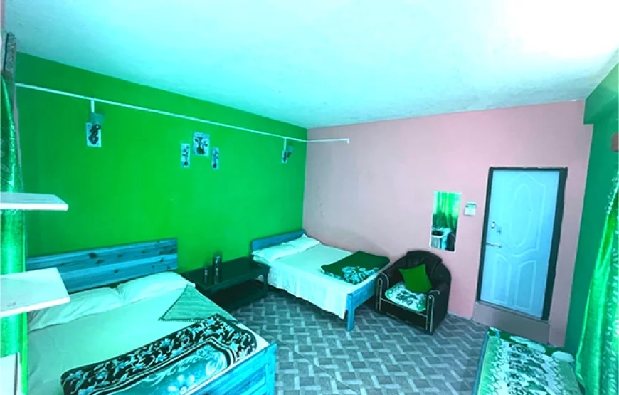 Nigyel 2 Bed Sharing Room